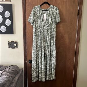 BloomChic Green and White Flutter Sleeve V-Neck Maxi Dress